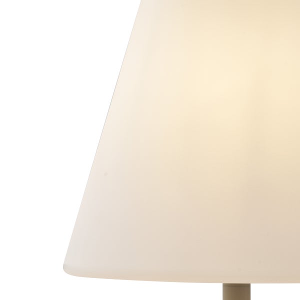 Konischer Lampenschirm aus mattiertem Material mit warmem Lichtschein.