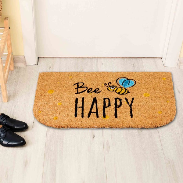 Fußmatte mit der Aufschrift Bee Happy vor einer Tür