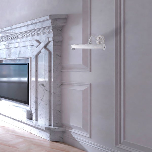 Detailansicht eines Wohnzimmers mit Marmorkamin und Wandleuchte