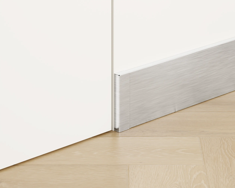 Sockelleiste aus Metall an einer weißen Wand