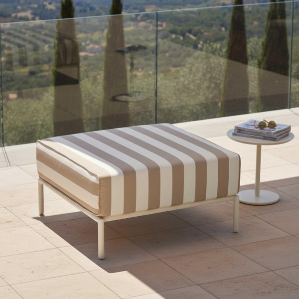 Moderner Outdoor-Hocker mit gestreiftem Sitzkissen und weißem Metallgestell auf einer Terrasse mit Glasgeländer.