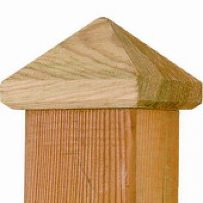 Pfosten mit quadratischer Holzkappe