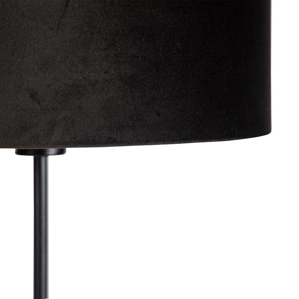 Detailaufnahme einer Stehlampe mit schwarzem Lampenschirm