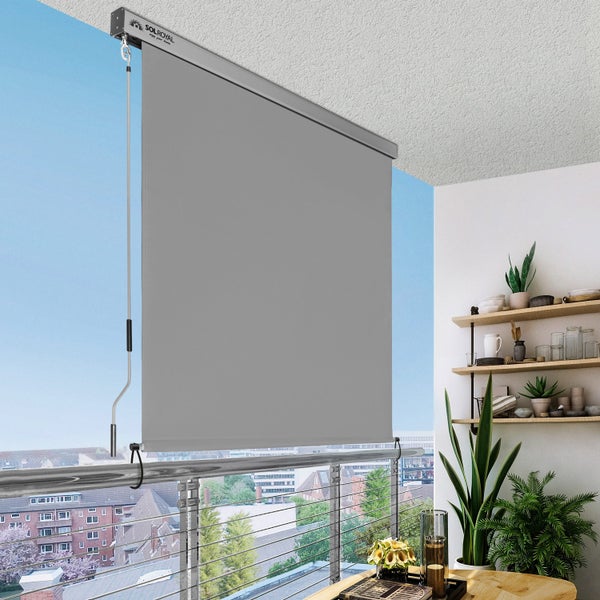 Graue Sol Royal Fallarmmarkise an einem Balkon mit Blick auf die Stadt