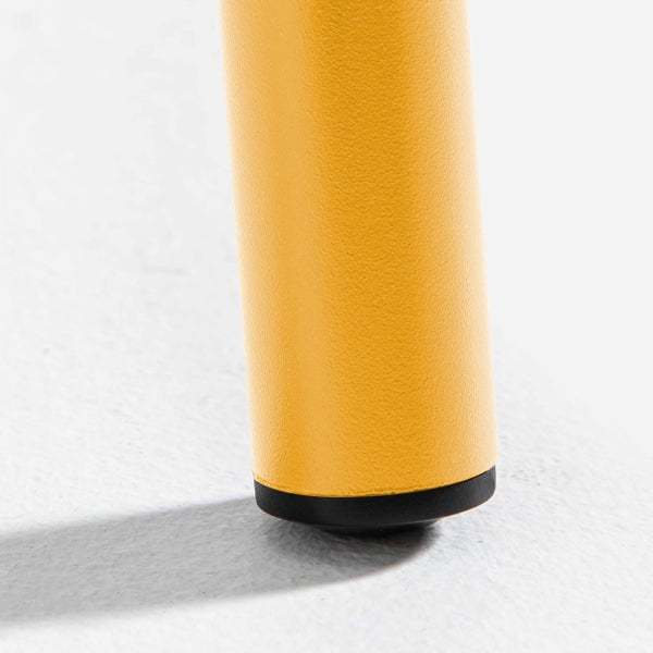 Gelbes Tischbein aus Metall mit schwarzem Kunststoffgleiter.