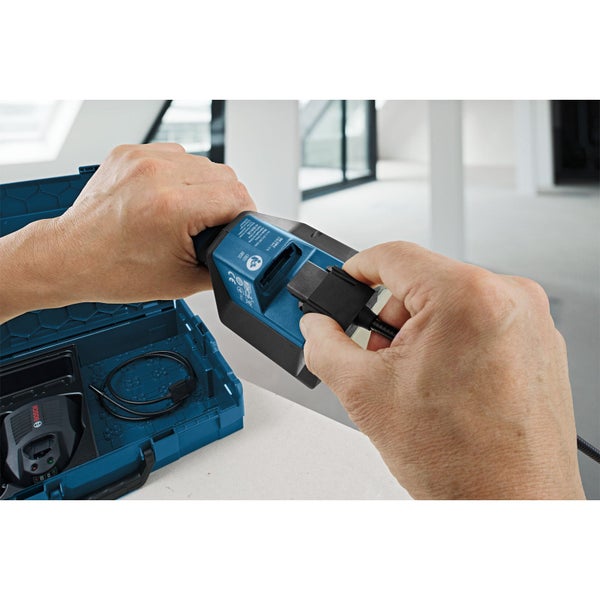 Eine Person schliesst eine Inspektionskamera an. Auf dem Bild ist auch ein blauer Gerätekoffer zu sehen.