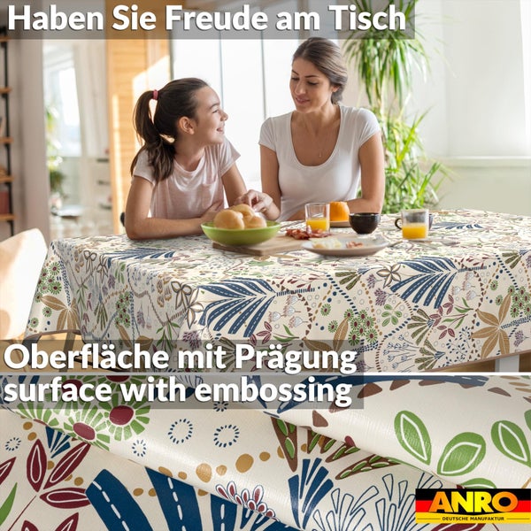 Helle Szene mit Frau und Kind an einem Tisch mit einer abwaschbaren, geprägten Tischdecke mit floralem Muster. ANRO Logo.