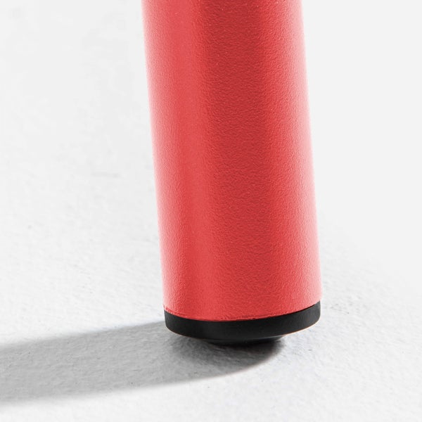 Rotes Tischbein aus Metall mit schwarzem Kunststofffuß, Detailansicht der pulverbeschichteten Oberfläche.