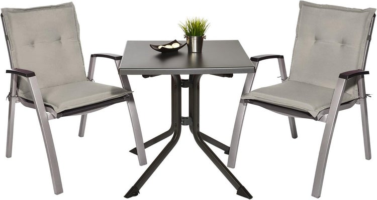 Garten-Bistro-Set bestehend aus einem quadratischen Tisch und zwei Armlehnenstühlen mit grauen Sitzkissen.