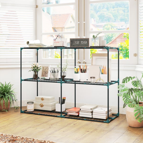 Modernes modulares Regalsystem aus Metalldraht, gefüllt mit Bürobedarf, Büchern und Dekoration. Helles Zimmer mit Fenstern und Zimmerpflanzen.