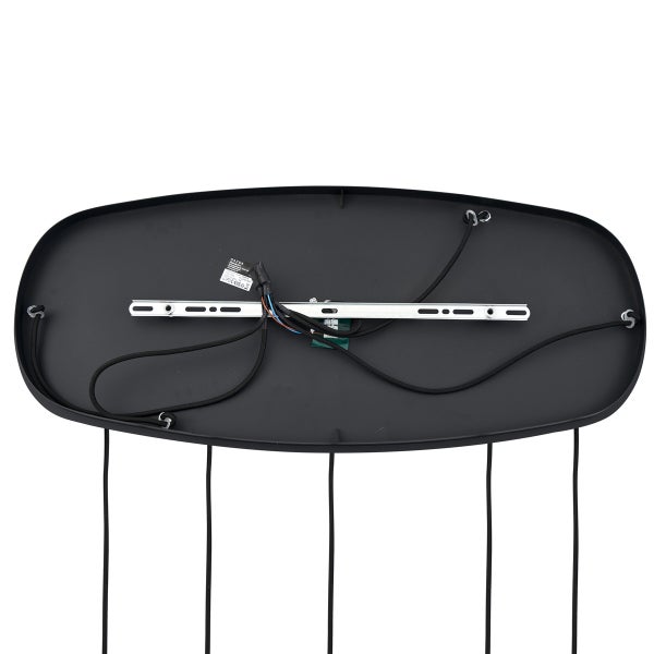 Unterseite einer Hängeleuchte mit Kabeln und Befestigung