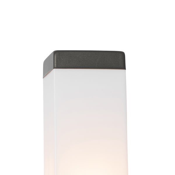 Nahaufnahme einer modernen Außenleuchte mit weißem, quadratischem Lampenschirm und anthrazitfarbener Abdeckung.