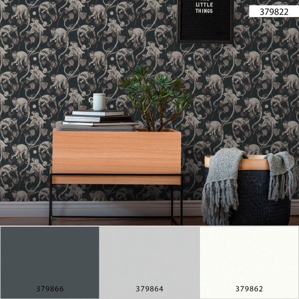 Dekoratives Zimmer mit einer gemusterten Tapete, einem Nachttisch und einem Korb