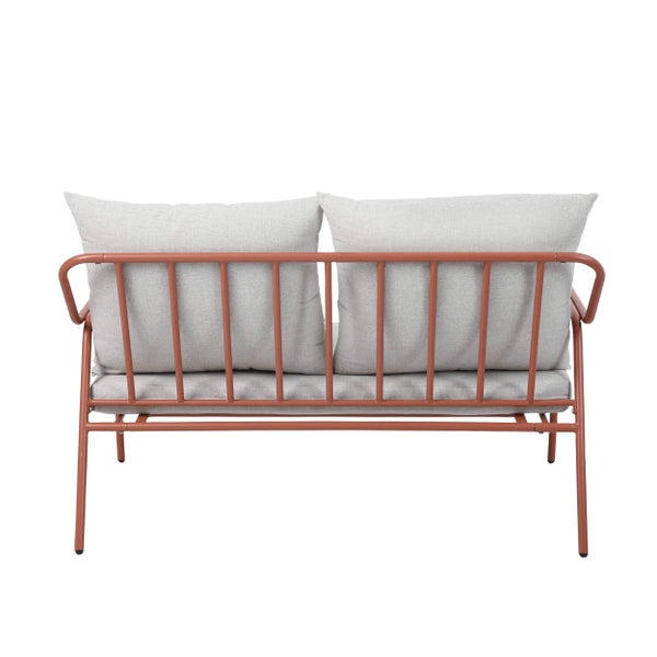 Zweisitzer Gartensofa aus terrakottafarbenem Metall mit grauen Polstern, Rückansicht.