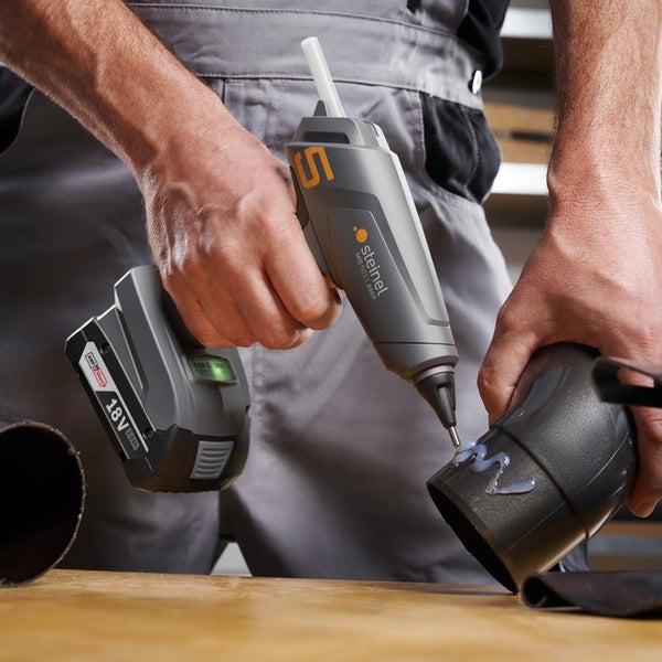 Schwarzer Kraftstoffkanister aus Metall mit Verschluss