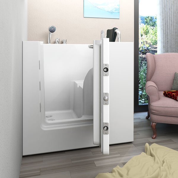 Begehbare Badewanne mit offener Tür, Armatur und Handbrause in hellem Badezimmer