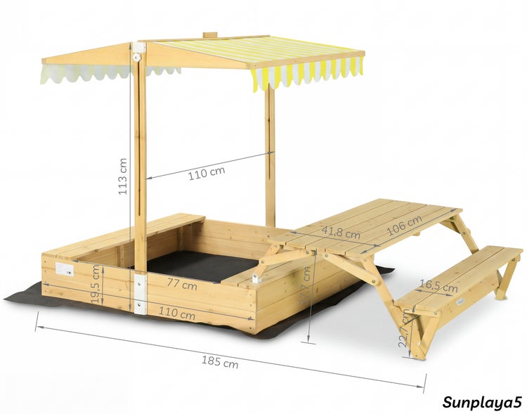 Sandkasten aus Holz mit gelb-weiß gestreiftem Sonnendach und Kindersitzgarnitur, Maße: 185 Zentimeter breit und 113 Zentimeter hoch.