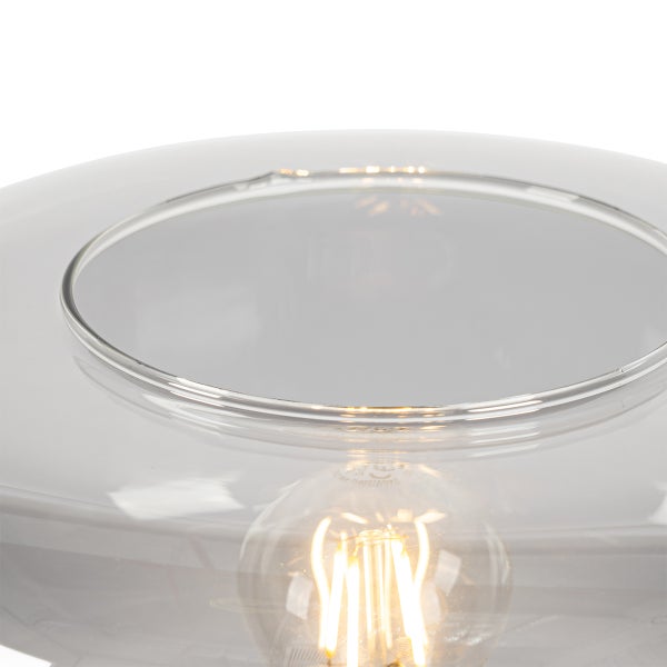 Detailansicht einer Glasleuchte mit eingeschalteter Glühbirne