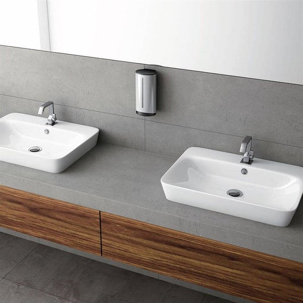 Badezimmer mit zwei rechteckigen Aufsatzwaschbecken, Armaturen, Spender und Holzunterschrank