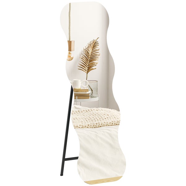 Dekoratives Schlafzimmerambiente mit Lampe, Beistelltisch und Bett