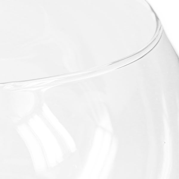 Detailansicht eines transparenten Glasgefäßes mit gebogenem Rand.