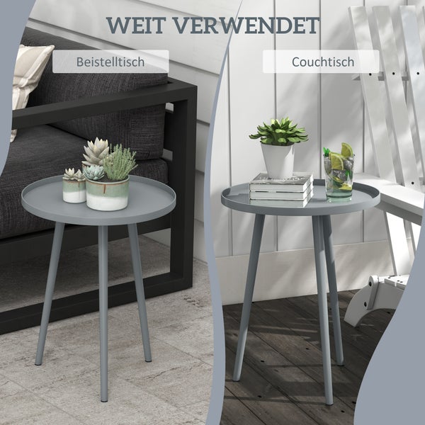 Runder grauer Beistelltisch aus Metall mit drei Beinen, dargestellt in zwei Wohnszenen neben einem Sofa und einem Gartenstuhl.
