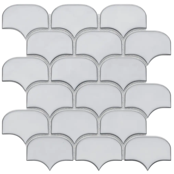 Weiße Mosaikfliese aus Glas im Fächer-Design oder Fischschuppen-Muster für die Wand.