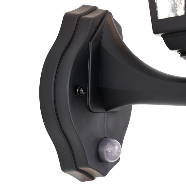 Außenwandleuchte mit Bewegungsmelder in Schwarz, Detailansicht der Wandhalterung und des Sensors.