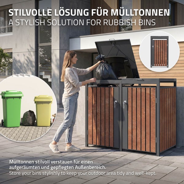 Mülltonnenbox für zwei Mülltonnen aus Metall mit Holzlatten, eine Person entsorgt einen Müllsack bei geöffnetem Deckel im Außenbereich.