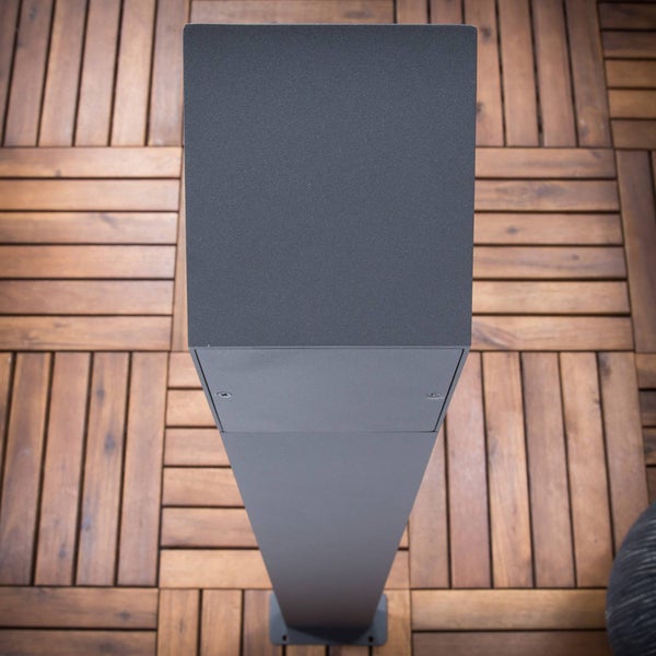 Moderne rechteckige Außenleuchte oder Steckdosensäule in Anthrazit auf einer Holzterrasse in der Draufsicht.
