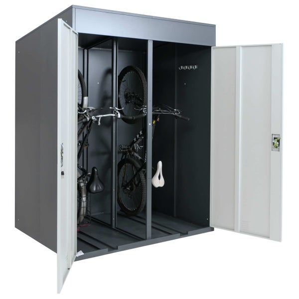Grauer Metall-Geräteschrank mit zwei geöffneten Türen, Innenfächern und Hakenleiste für den Außenbereich.