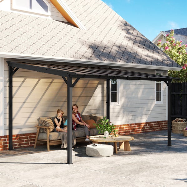 Terrassenüberdachung aus Metall an einer Hauswand auf einer Holzterrasse mit den Maßen 428 mal 294 Zentimeter.