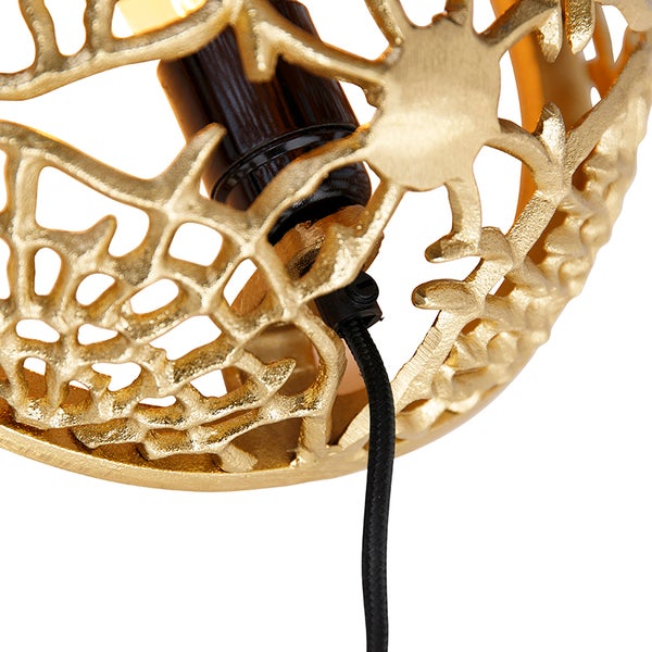 Detailansicht einer goldenen Hängelampe mit dekorativem Lampenschirm.