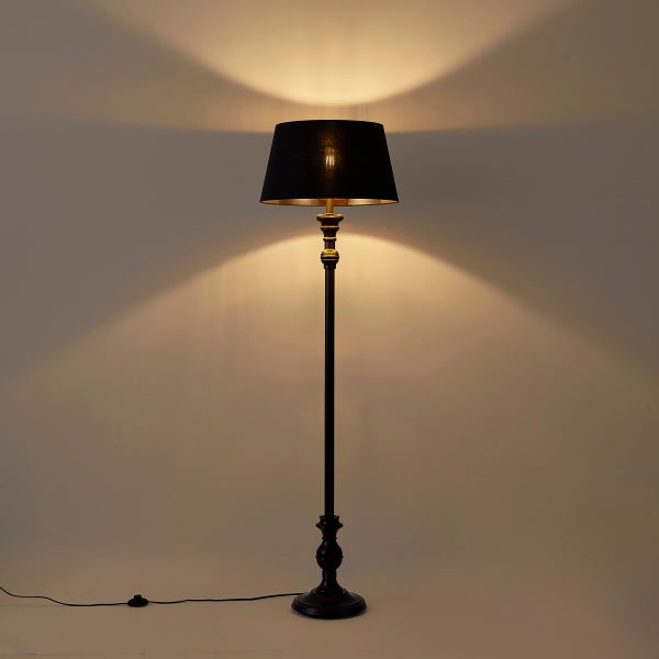 Stehlampe mit schwarzem Lampenschirm und Leuchtmittel