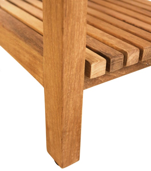 Detailansicht eines Holzregals mit Lattenstruktur und Bein