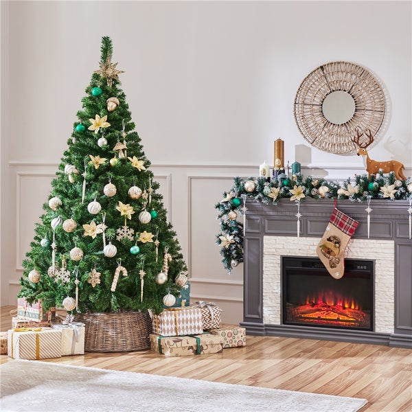 Geschmückter künstlicher Weihnachtsbaum auf einem Ständer