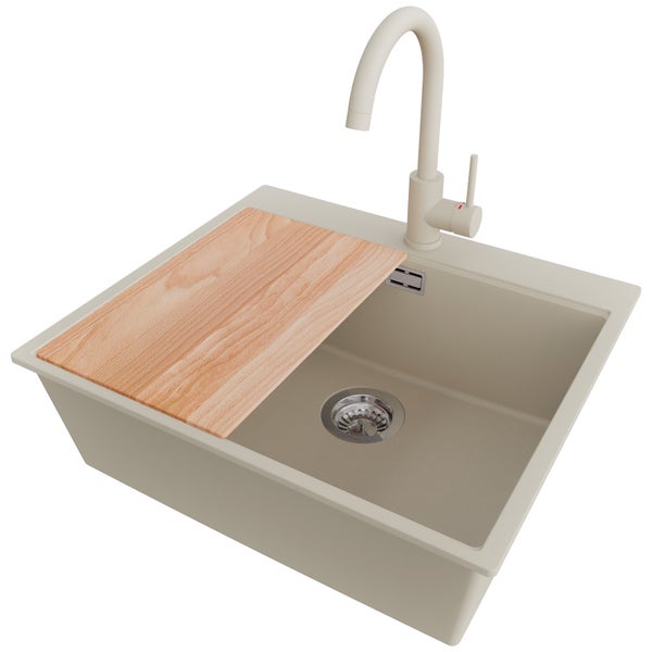 Küchenspüle mit Schneidebrett und Wasserhahn