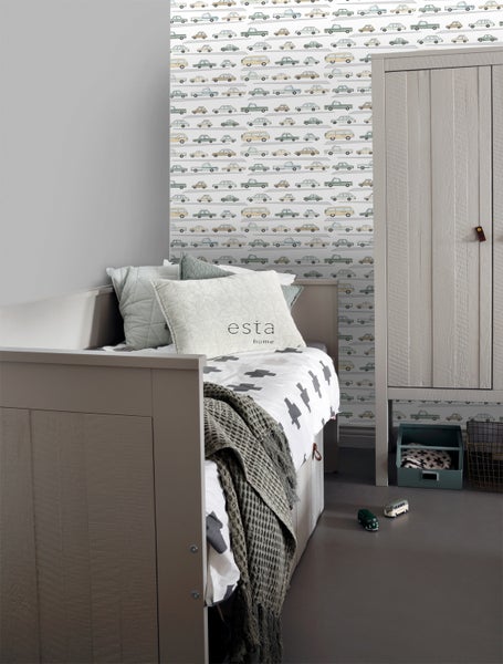 Kinderzimmer mit Bett, Schrank und Tapete mit Automotiv