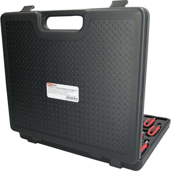 Ein Mann benutzt einen KS Tools Schraubendreher an einem Automotor.