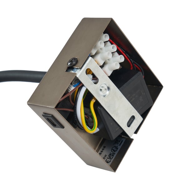 Innenansicht einer quadratischen Lampe mit Verkabelung