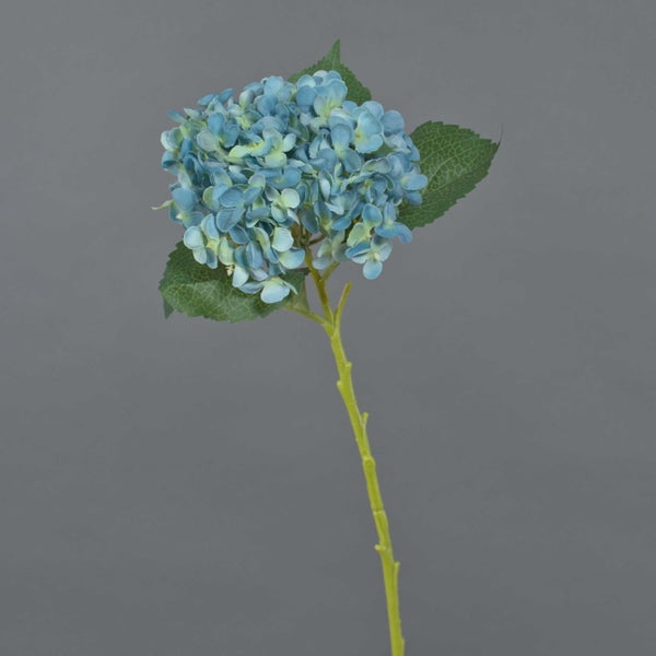 Künstliche Hortensie mit blauen Blüten und grünem Stiel.
