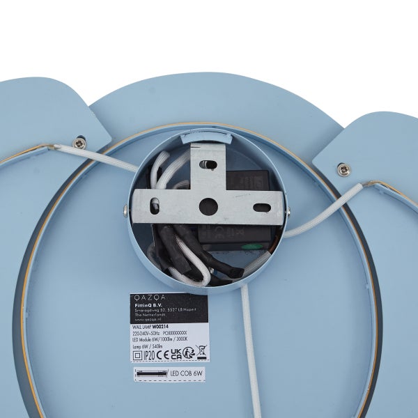 Rückansicht einer hellblauen Wandleuchte mit Metallhalterung, Verkabelung und technischem Etikett für 6 Watt LED-Modul.