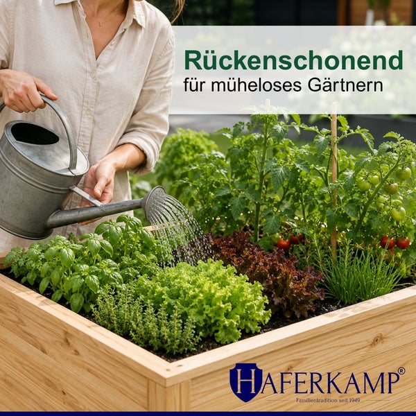 Eine Person gießt Pflanzen in einem rückenschonenden Hochbeet aus Holz mit einer Gießkanne.