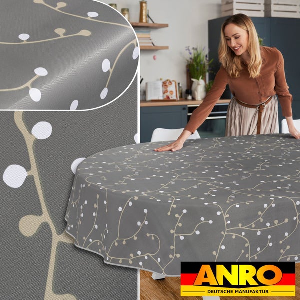 Graue Wachstuch-Tischdecke mit floralem Muster in einem hellen, modernen Küchendesign. ANRO Logo.