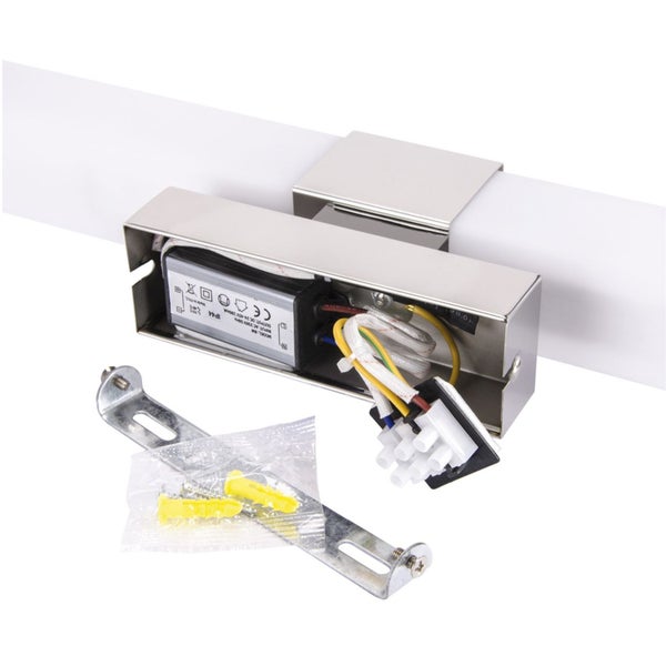Rückseite einer Wandleuchte mit integriertem LED Treiber und Montagematerial inklusive Wandhalterung und Dübeln
