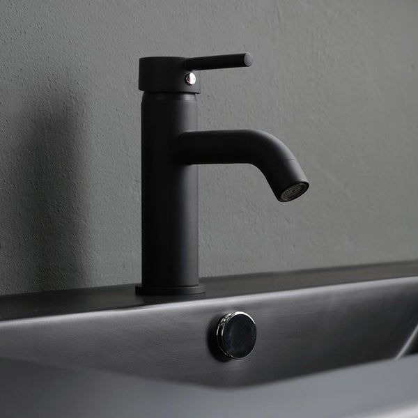 Schwarze Waschtischarmatur auf schwarzem Waschbecken