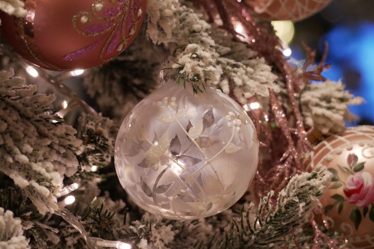 White Xmas Floral, 6-teilig, unversilbert, eisweiß, 8cm, 6 Stck., Weihnachtsbaumkugeln, Christbaumschmuck, Weihnachtsbaumanhänger