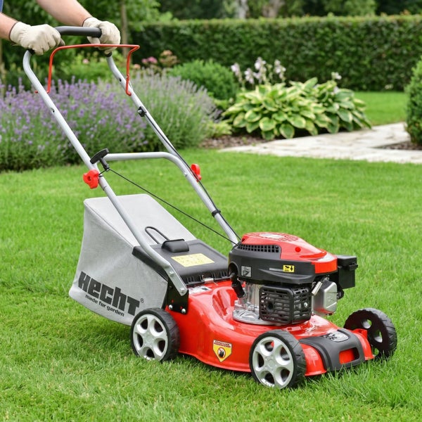Roter Hecht Benzin-Rasenmäher mit Hecht Logo auf dem grauen Fangkorb, bedient von einer Person auf grünem Rasen in einem hellen, gepflegten Garten.