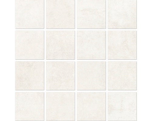 Anordnung quadratischer, heller Bodenfliesen