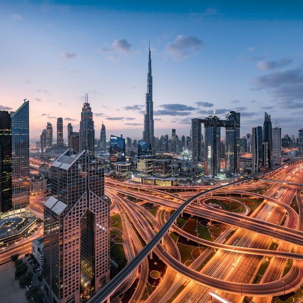 Skyline von Dubai mit Wolkenkratzern und Autobahnkreuz